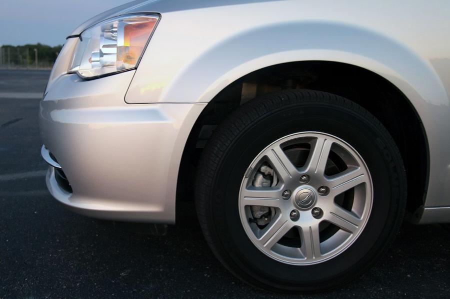  Chrysler Town & Country Touring 2011 года  (фото 38 из 43)